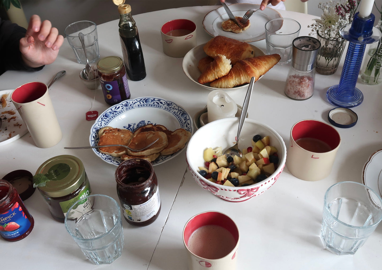 Becher-Set "HOWRU" by Aaron Slupinski