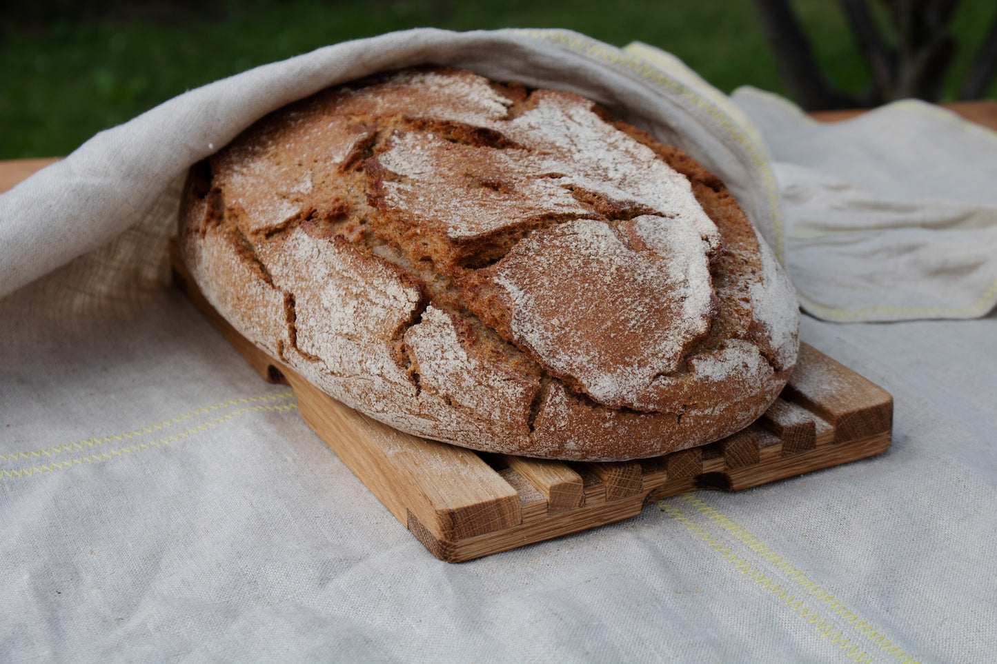 Tuch und Schneidbrett "LAIB & LEINEN" by Johanna Printz