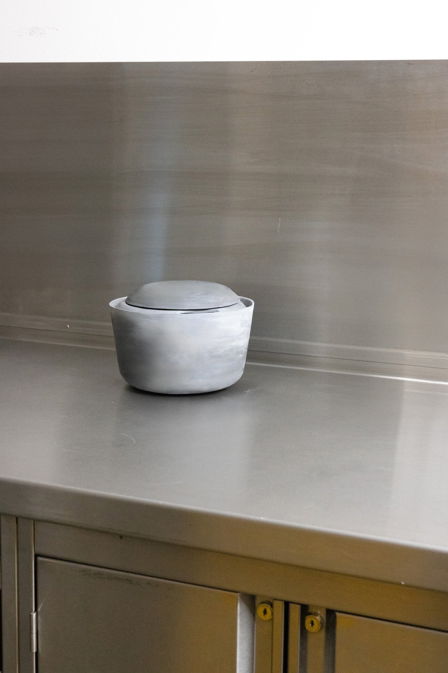 Tongefäß "TOMEO" by Noelle Loke