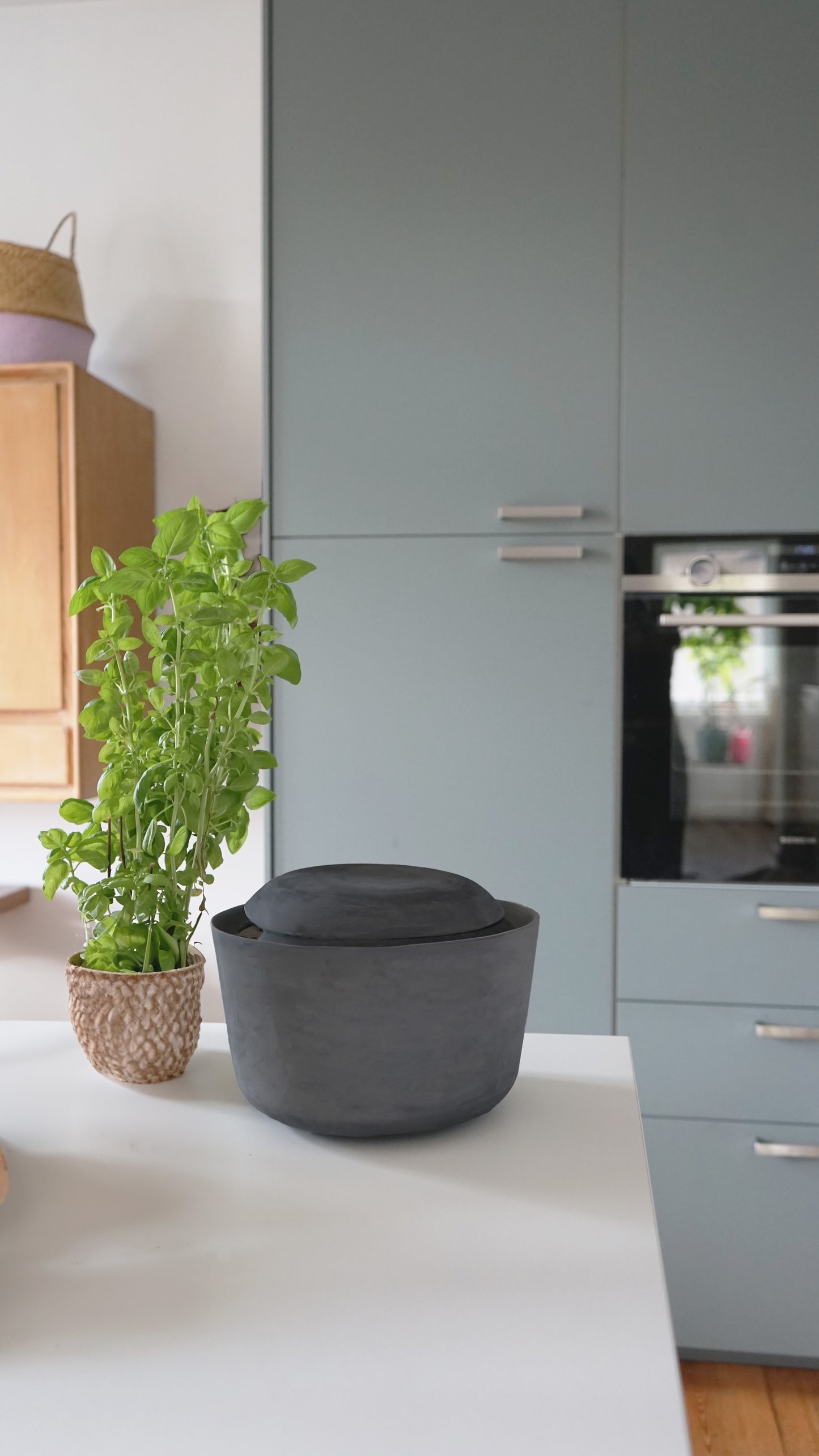 Tongefäß "TOMEO" by Noelle Loke